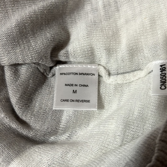 New York & Company V Neck 3/4 Sleeve White and Gray Sweater - Picture 6 of 6